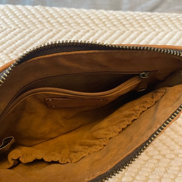 Patricia Nash EUC golden wristlet. - Picture 4 of 4